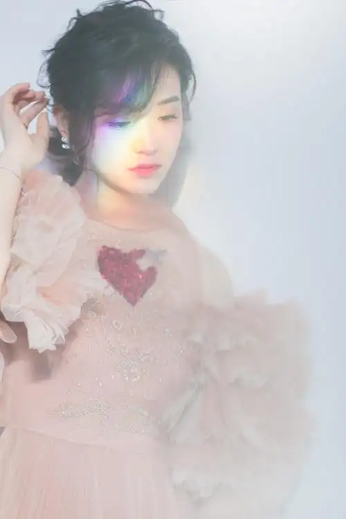 金雯昕2018国剧盛典红毯首秀 清新灵动笑容甜girl - 明星 - 南方娱乐