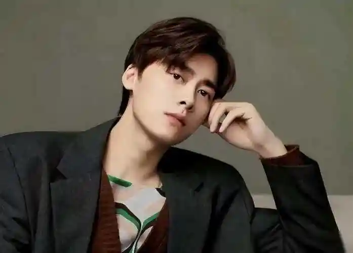 曾经的娱乐圈流量小王子李易峰低调回国引发关注