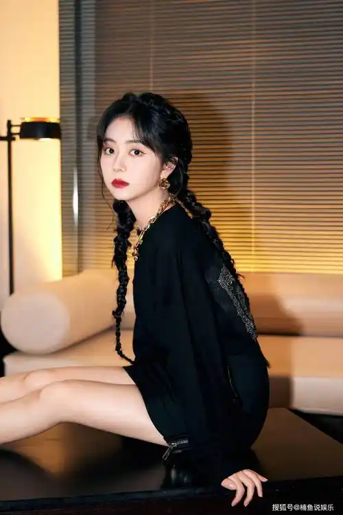 原创31岁谭松韵气质好美穿黑色上衣长腿抢镜编发造型可甜可盐