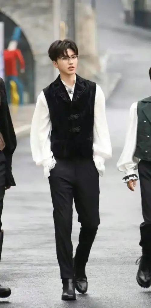 《奔跑吧》蔡徐坤宫廷风造型曝光,这是漫画照进现实了吧!