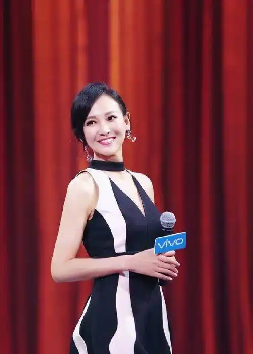 其实宋丹丹作为主持人,不算太合格,本来也不是专业主持人,所以也没