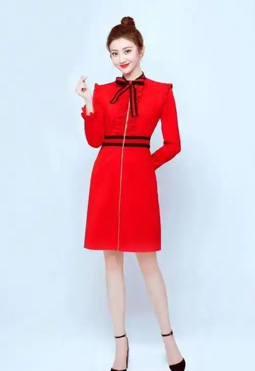 在春晚舞台上,景甜亮相春晚舞台搭档李易峰,江疏影一同献唱《赞赞新