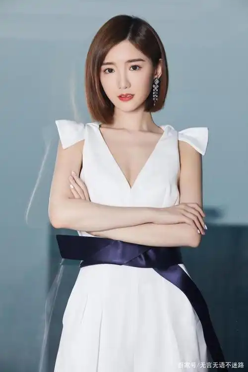 毛晓彤白色深v连体裤,干净利落的短发,漂亮的眼睛很是坚定又迷人