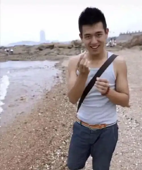 原创李现大学时期照片被曝出穿学士服在同学中颜值高长相没有变化