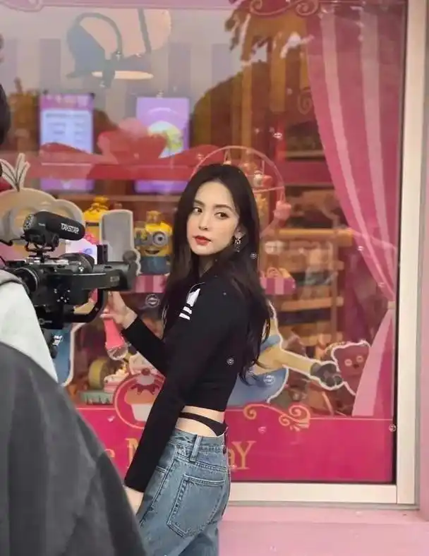 古力娜扎晒健身运动照,穿紧身裤大秀超长美腿,网友直呼:太美了