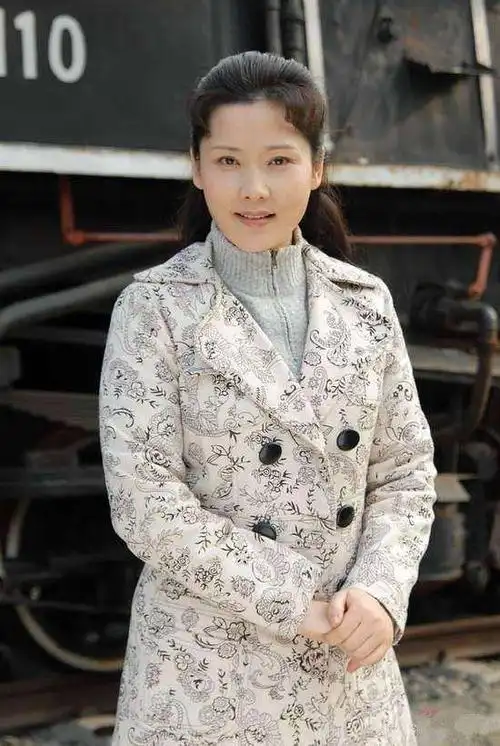 何赛飞的脸没打玻尿酸真耐看,岁月痕迹再明显,还是很优雅大方!