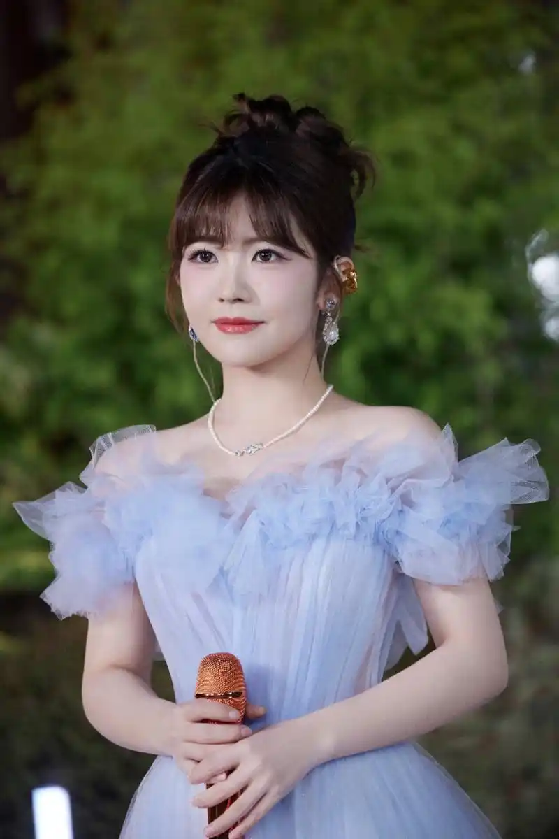 赖美云蓝色长裙写真,优雅大方明艳动人,这么弱小的身材竟这么迷人!