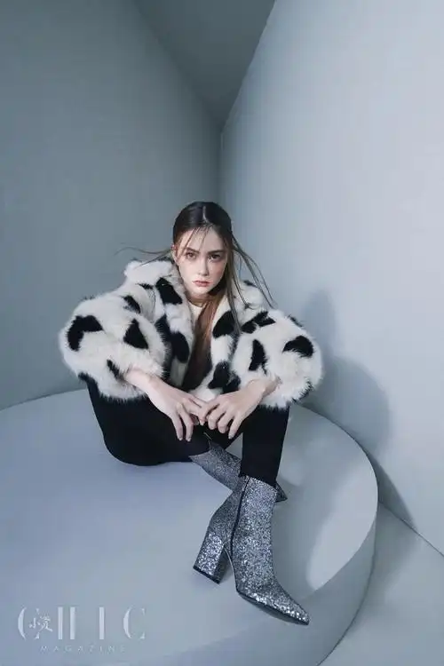 11月20日,昆凌最新杂志大片曝光,照片中她顶着随性半马尾半披发,眼神