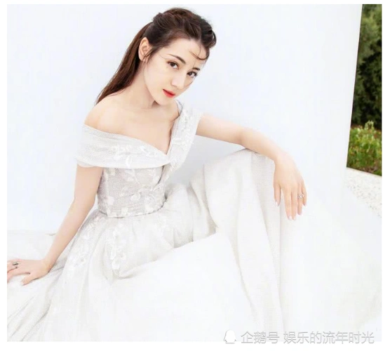迪丽热巴拍摄"婚纱照"内搭"液体裙"与毫无违和感,网友:终于放开了?