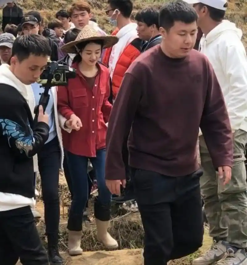 原创赵丽颖演戏干农活穿平常妇人的衣服俨然一个地地道道的村妇