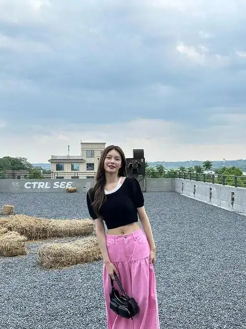 171沈梦辰又穿背心,这次搭配工装阔腿裤,竟比平常减龄洋气不少|高腰