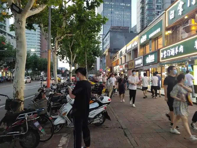 【10图】静安区康定路十字路口全天客流!左右两边都是医院人流量巨大!