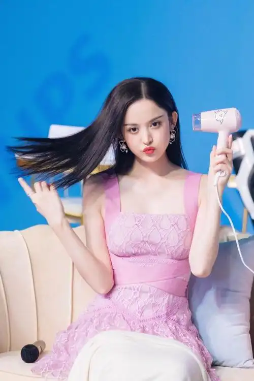 古力娜扎装嫩失败穿粉色吊带裙出席活动熟女身材过于明显