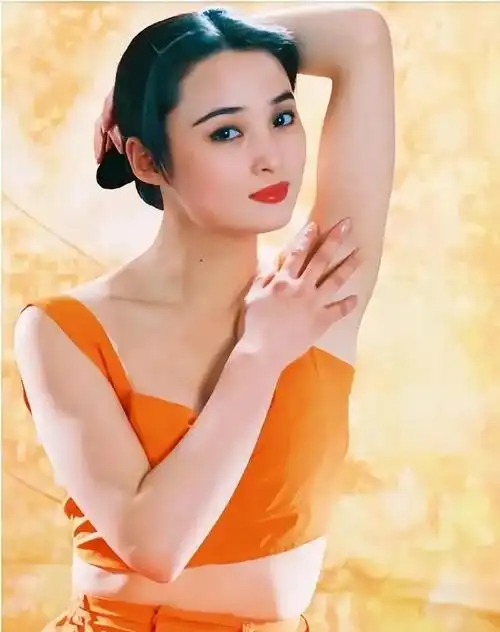 那个时候的蒋勤勤老师还是个挂历女郎,照片中20岁左右的蒋勤勤老师