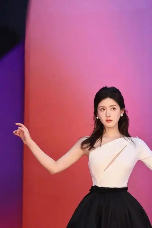 美女演员赵露思今日最新营业照出炉啦甜美又时尚