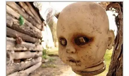 不只容易撞鬼,且岛上无处不见「鬼娃娃」,经过当地人