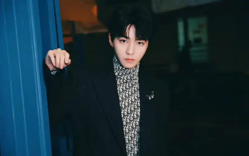 240119王俊凯巴黎时装周现场全球首穿 演绎了品牌尚未发布的2024冬季