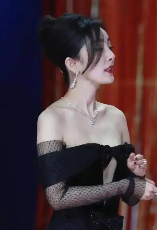 杨幂大胆穿搭黑色蕾丝礼服展现一字肩魅力,腰间挖洞设计惊艳众人