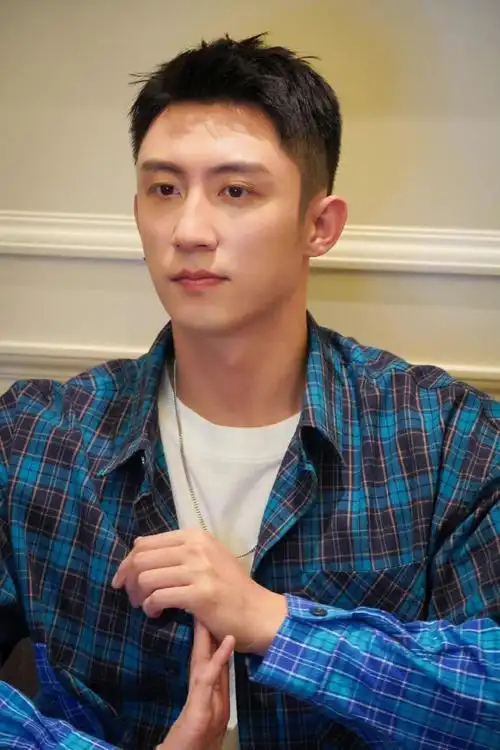 黄景瑜新剧开机,迪丽热巴也即将投入新工作_腾讯新闻