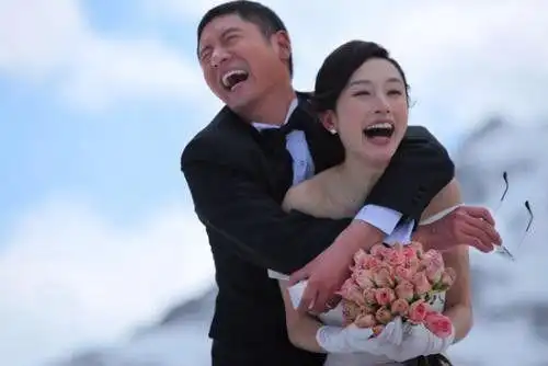 36岁张俪与闺蜜跳热舞穿运动内衣秀蛮腰傲人长腿超抢镜