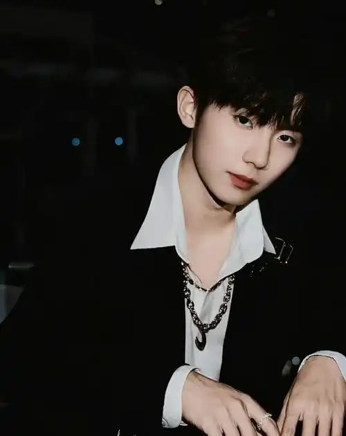 冷脸神态,这眼神的压迫感好强,看了好多他的照片,冷脸马嘉祺果然96