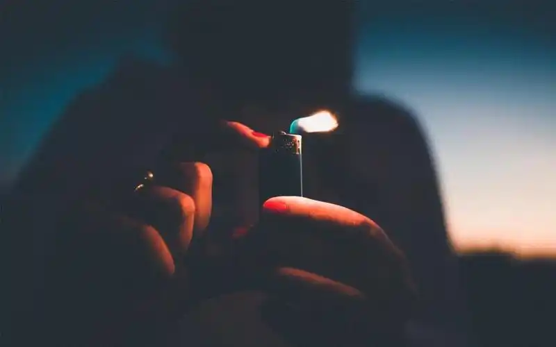 夜晚一个人的孤独没有人陪伴