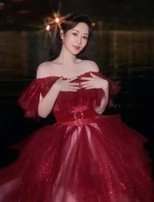 78杨紫跨年酒红星光公主裙来自中国原创品牌