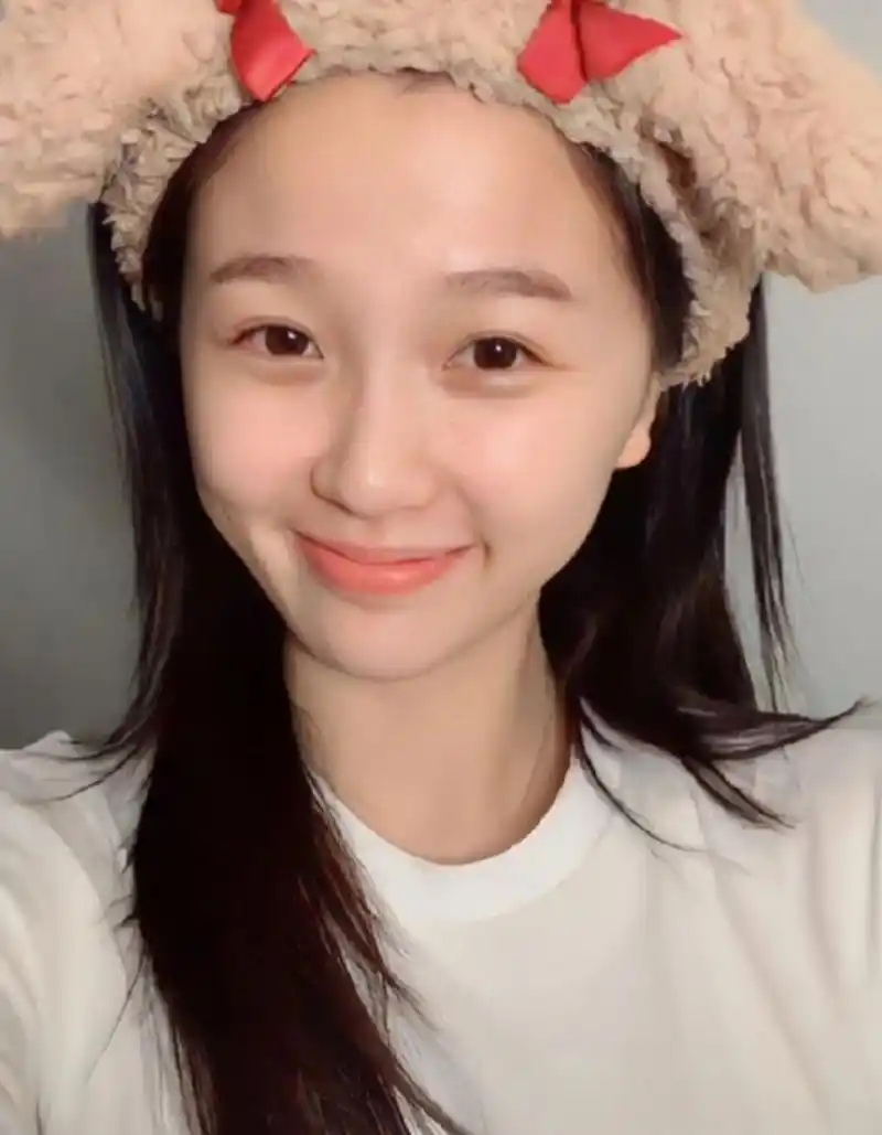 虞书欣素颜漂漂亮亮干干净净的,很清纯而且嘎嘎美