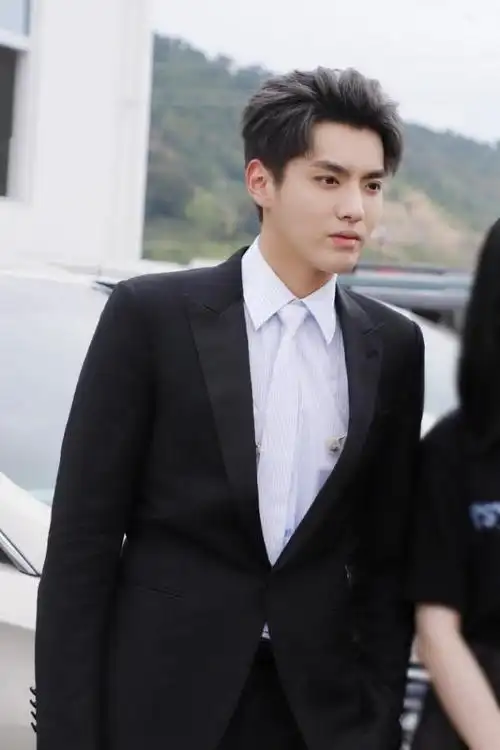 近日吴亦凡参加央视的抗洪公益活动刷了屏,一身白衬衫加黑西服,十分的