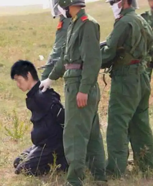 像死刑犯都是十恶不赦的罪人,为了防止他们逃脱,在押送刑场时,一般