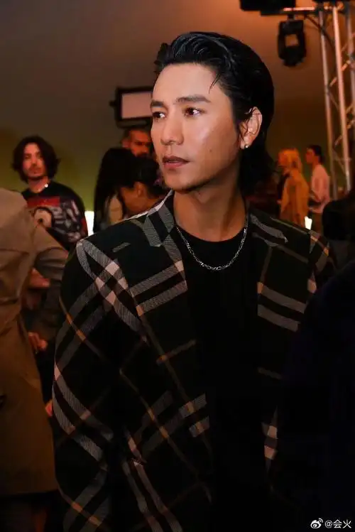 帐篷#陈坤真的是好绝一张脸……一身墨绿色西装搭配大背头简直a爆了!