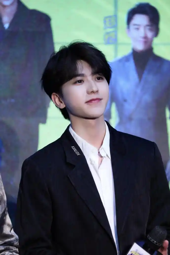 [蔡徐坤][新闻]210426 蔡徐坤黑西装亮相《奔跑吧》发布会 贵气十足的