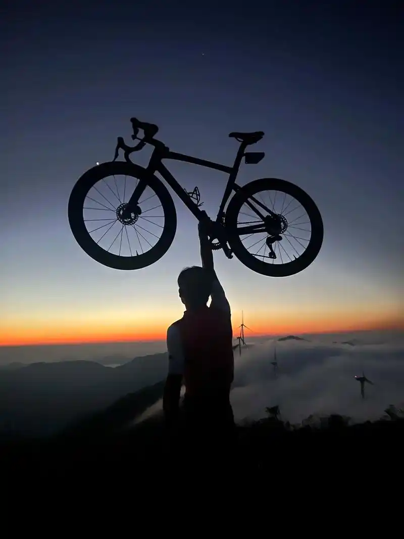 生活是勇敢者的游戏.#日出🌅 #公路自行车 #骑行 #风和 - 抖音