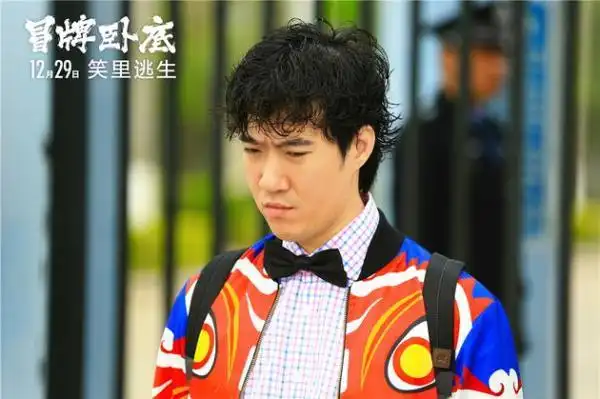 日前,片方曝光一组常远的角色剧照,他时而一身正气,表情严肃,时而造型