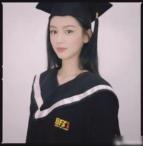 关晓彤王俊凯回北影拍毕业照前者清纯可人后者秒变调皮少年