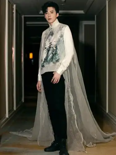 刘宇宁现身白皮书盛典,穿黑色满天星西装,帅气优雅状态满分!