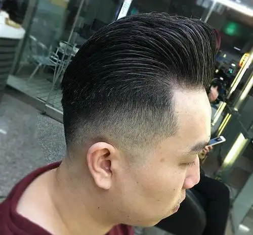 2018最受欢迎两侧铲青渐变发型男生剪了马上变帅了