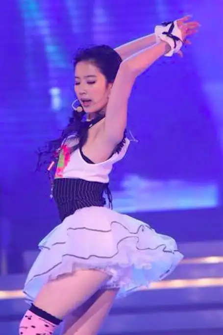 刘亦菲早年舞台跳舞,着装火辣身材性感,不是天仙是性感尤物