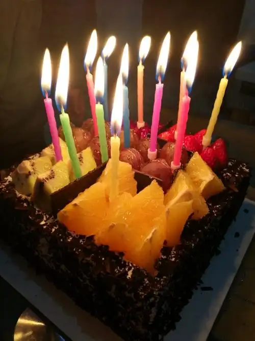 老公过生日,儿子在蛋糕上插了好多蜡烛!