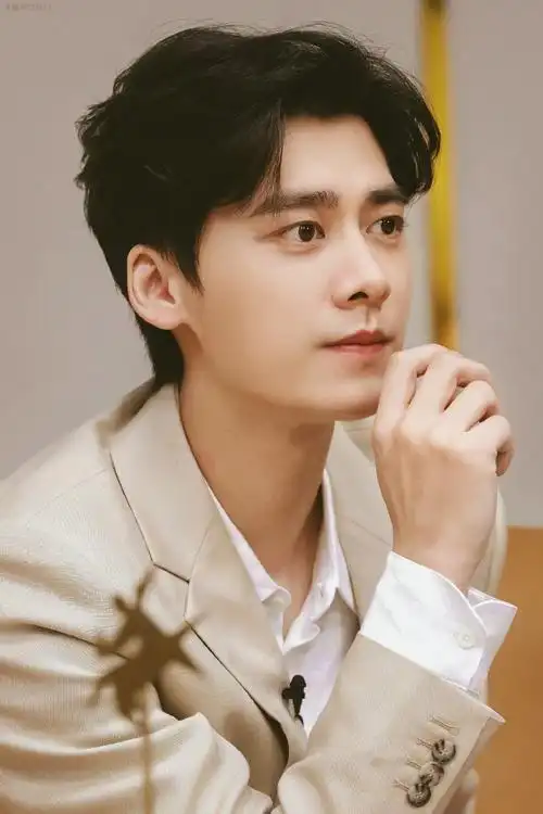 人头马xo代言人李易峰##李易峰香槟色西装造型