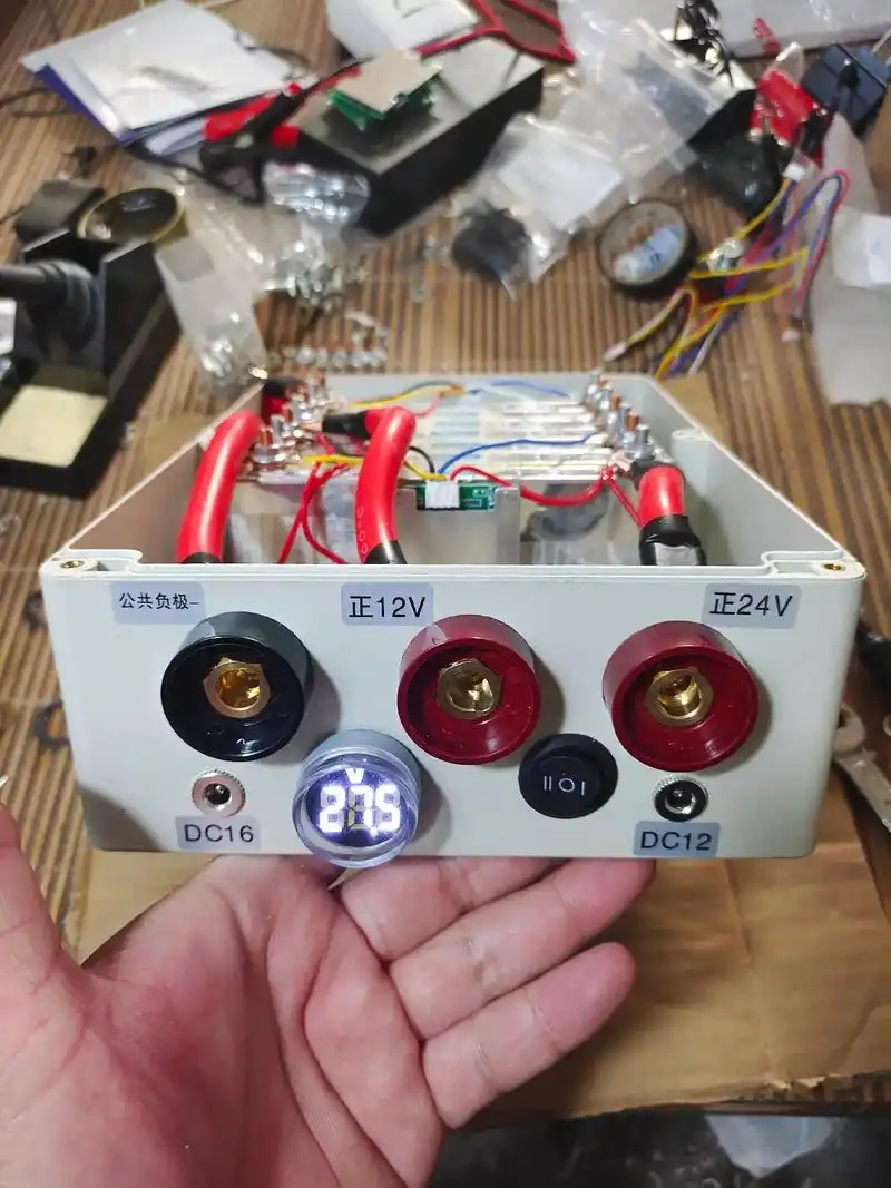 12v24v通用锂电池汽车应急启动电源