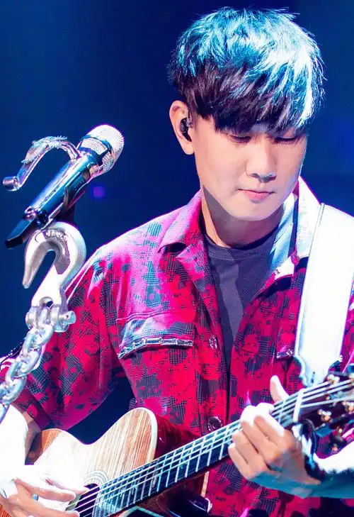 林俊杰和偶像合影,秒变小迷弟表白自己的偶像,嘴巴都笑歪啦!