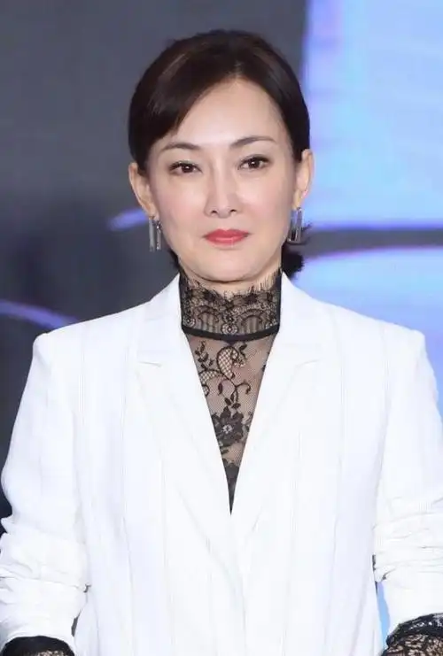 47岁牛莉真会搭西装配蕾丝内搭干练职业装也穿出女人味