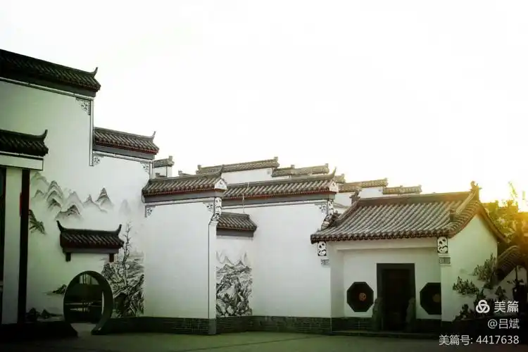 塔里木河畔的青瓦白墙