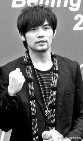 45岁的周杰伦被繁华遮住了双眼如今的他早已走上了另一条道路