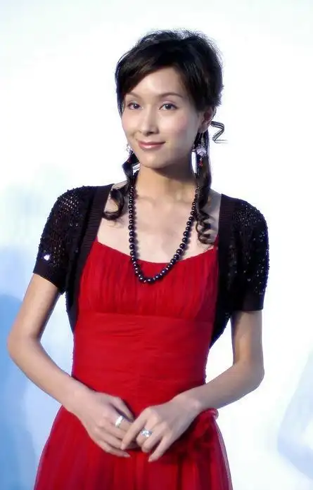 杨恭如这身材太保鲜穿缩水裙还有小蛮腰美得不像中年妇女