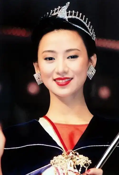 长相气质一举夺冠,在众多身着比基尼美女中,翁虹一身连体泳装脱颖而出