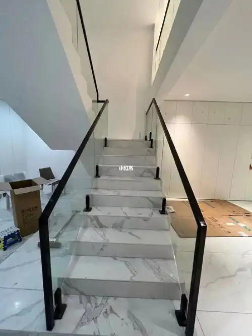 玻璃楼梯扶手  ##装修效果图  #室内设计  #家装设计  楼梯扶手焕栏