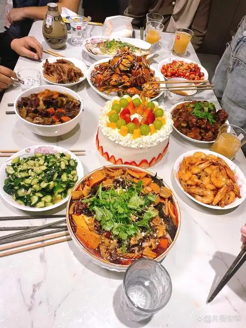 正在打奶油抹蛋糕,老爸进来皱着眉头一脸严肃:上面还有老人,不过生日