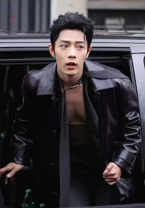 肖战的战袍是一席咖啡色的皮衣,低到半胸的领口和被设计成拉歪的领带